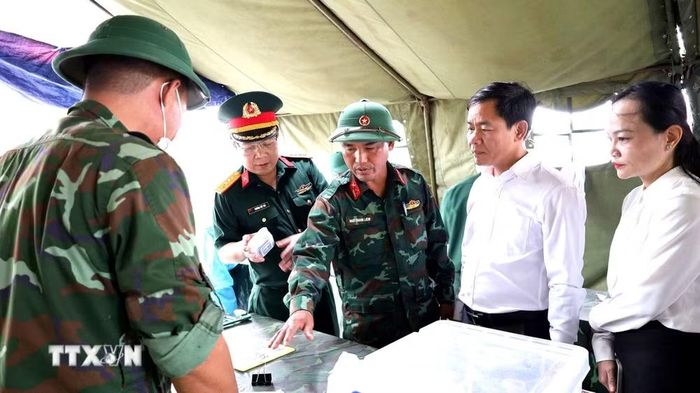 Đoàn công tác lãnh đạo tỉnh Quảng Trị kiểm tra, động viên các lực lượng đang thực hiện nhiệm vụ tại Nghĩa trang Liệt sỹ Quốc gia Đường 9. (Ảnh: TTXVN phát)