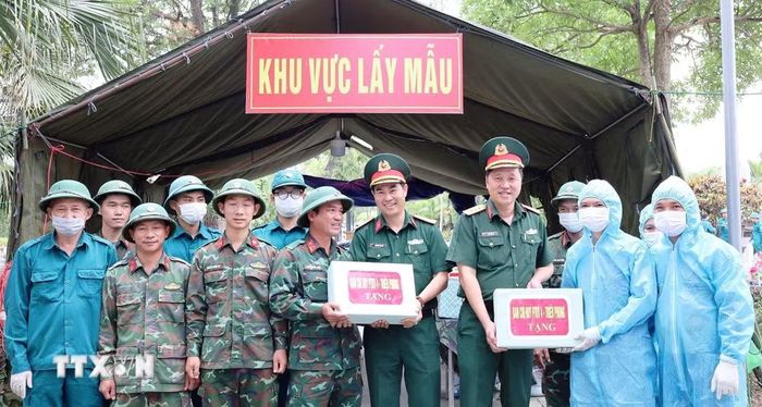 Ban Chỉ huy Phòng thủ khu vực 4-Triệu Phong, Bộ Chỉ huy Quân sự tỉnh Quảng Trị thăm hỏi, tặng quà các lực lượng đang thực hiện nhiệm vụ tại Nghĩa trang Liệt sỹ Quốc gia Đường 9. (Ảnh: TTXVN phát)
