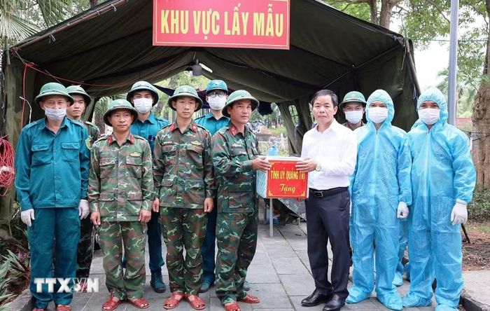 Ông Nguyễn Văn Phương, Bí thư Tỉnh ủy Quảng Trị cùng Đoàn công tác thăm hỏi, tặng quà động viên các lực lượng thực hiện nhiệm vụ tại Nghĩa trang Liệt sỹ Quốc gia Đường 9. (Ảnh: TTXVN phát)