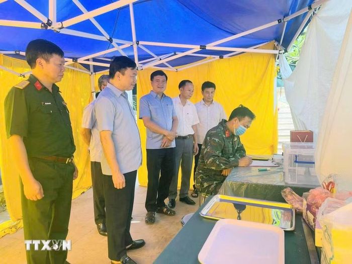 Thực hiện khai quật, lấy mẫu ADN Liệt sỹ tại nghĩa trang Nghĩa trang Liệt sỹ Trác Văn (phường Duy Tiên, Ninh Bình). (Ảnh: Đại Nghĩa/TTXVN)