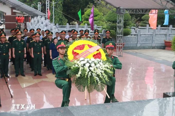 Đoàn công tác của Ban chỉ đạo Quốc gia về tìm kiếm, quy tập và xác định danh tính hài cốt liệt sỹ dâng hoa, dâng hương tại Nghĩa trang Liệt sỹ phường Đăk Cấm. (Ảnh: Dư Toán/TTXVN)