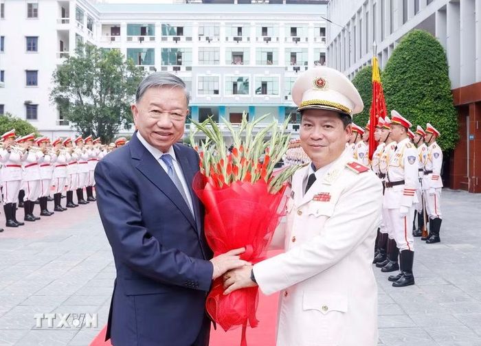 Thiếu tướng Nguyễn Thanh Trường, Cục trưởng Cục Cảnh sát Quản lý trại giam, cơ sở giáo dục bắt buộc, trường giáo dưỡng tặng hoa, chào đón Tổng Bí thư, Chủ tịch nước Tô Lâm. (Ảnh: Thống Nhất/TTXVN)