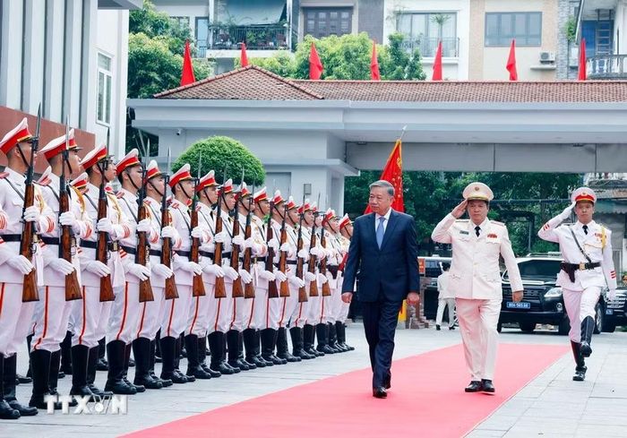 Tổng Bí thư, Chủ tịch nước Tô Lâm duyệt Đội danh dự Công an nhân dân. (Ảnh: Thống Nhất/TTXVN)