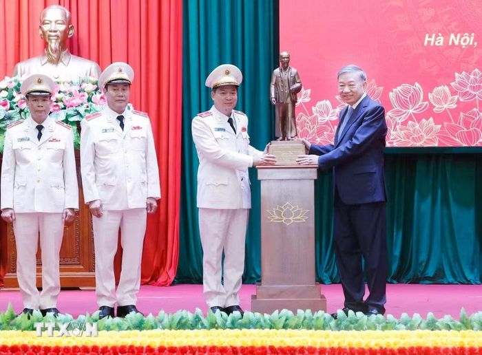 Tổng Bí thư, Chủ tịch nước Tô Lâm trao tặng bức tượng Chủ tịch Hồ Chí Minh cho Cục Cảnh sát Quản lý trại giam, cơ sở giáo dục bắt buộc, trường giáo dưỡng, Bộ Công an. (Ảnh: Thống Nhất/TTXVN)