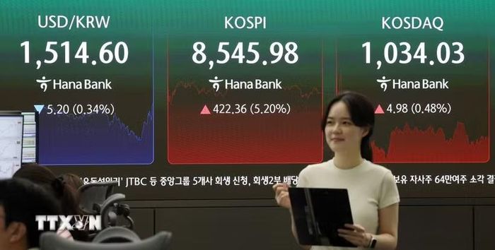 Bảng điện tử hiển thị chỉ số Kospi tại Seoul, Hàn Quốc. (Ảnh: Yonhap/TTXVN)