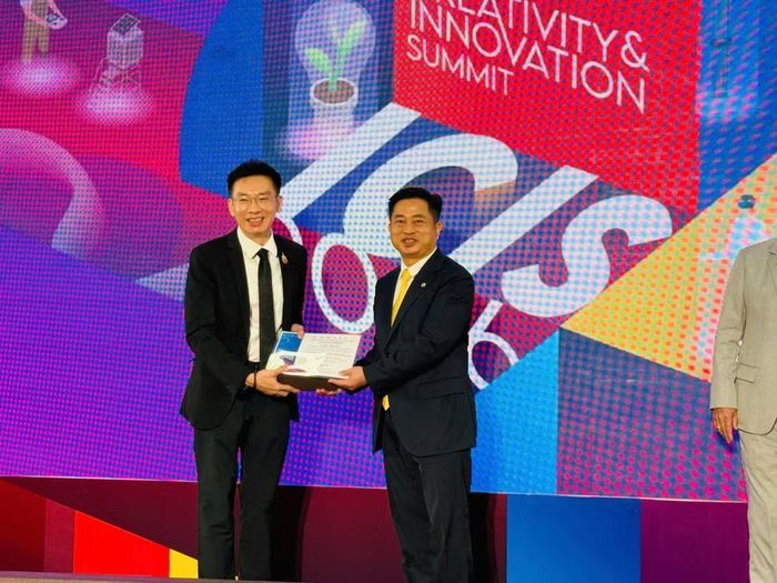 GS. TS. Supachai Patumnakul, Thư ký thường trực Bộ Giáo dục Đại học, Khoa học, Nghiên cứu và Đổi mới Thái Lan (MHESI) trao thư cảm ơn Tổng Lãnh sự Đinh Hoàng Linh tham dự ICIS 2026. (Ảnh: PV/Vietnam+)