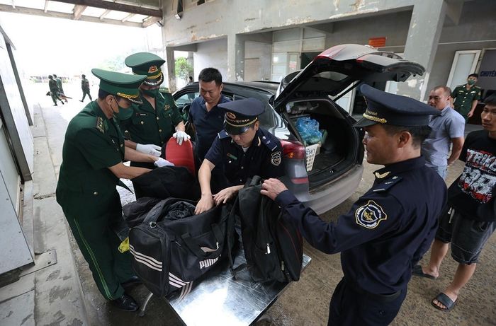 Lực lượng Bộ đội Biên phòng phối hợp với Hải quan kiểm tra phương tiện nhập cảnh qua cửa khẩu Cầu Treo (Hà Tĩnh). Ảnh: Vũ Sinh/TTXVN