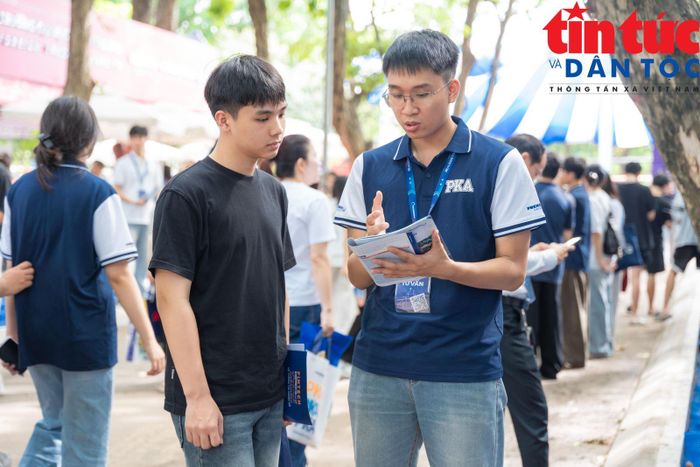 Thí sinh tham dự ngày hội tư vấn xét tuyển đại học 2026. Ảnh: LV