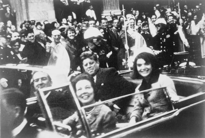 Vài phút trước khi bị Lee Harvey Oswald ám sát, Tổng thống John F. Kennedy xuất hiện cùng phu nhân Jacqueline bên cạnh Thống đốc bang Texas và Đệ nhất phu nhân bang Texas. Ảnh: Thư viện Quốc hội