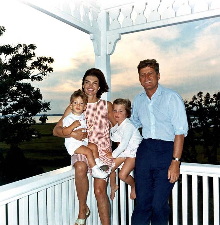 Ông John và bà Jackie Kennedy cùng hai người con Caroline và John Jr.. Ảnh: Wikimedia Commons