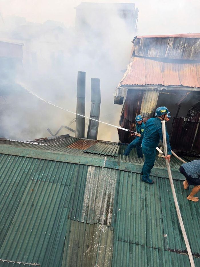 Lực lượng chức năng nhanh chóng có mặt tại hiện trường, khống chế ngọn lửa. Ảnh: TTXVN phát