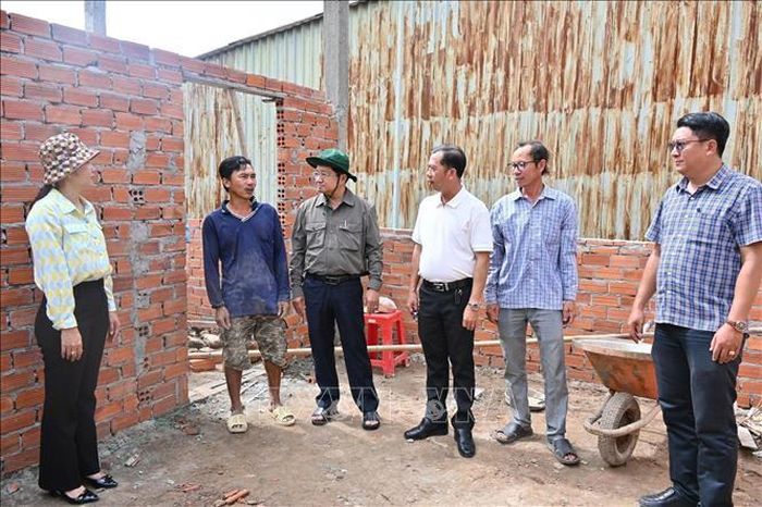 Lãnh đạo Ủy ban MTTQ Việt Nam tỉnh Cà Mau khảo sát tiến độ xây dựng nhà Đại đoàn kết cho hộ ông Trương Văn Ngoãn ở ấp Vĩnh Điền, xã Đông Hải. Ảnh: TTXVN phát