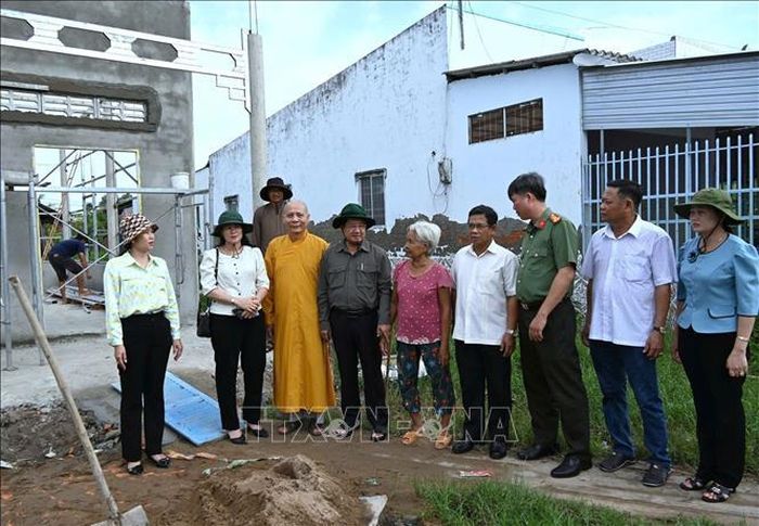 Lãnh đạo Ủy ban MTTQ Việt Nam tỉnh Cà Mau gặp gỡ trao đổi với gia đình bà Lý Thị Kinh, ấp Rạch Rắn, xã Long Điền về tiến độ xây dựng nhà Đại đoàn kết cũng như tìm hiểu nhu cầu, nguyện vọng của gia đình thực hiện mô hình sản xuất vươn lên thoát nghèo. Ảnh: TTXVN phát