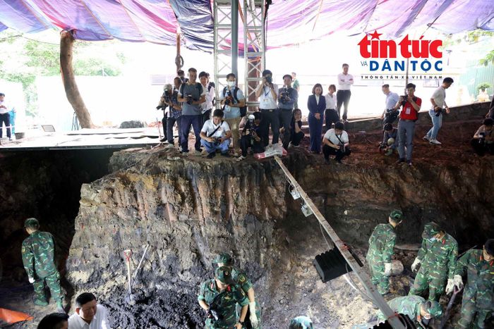 Các phóng viên tác nghiệp tại hiện trường tìm kiếm và quy tập hài cốt liệt sĩ ở Công viên Lê Thị Riêng.