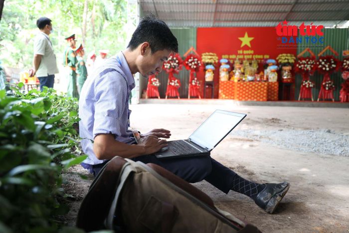 Phóng viên tác nghiệp và cập nhật liên tục thông tin tại hiện trường tìm kiếm hài cốt liệt sĩ tại Công viên Lê Thị Riêng.