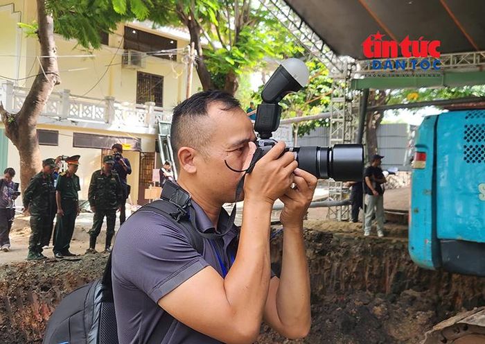 Phóng viên tác nghiệp tại Lễ triển khai tìm kiếm, quy tập hài cốt liệt sĩ tại Công viên Lê Thị Riêng.