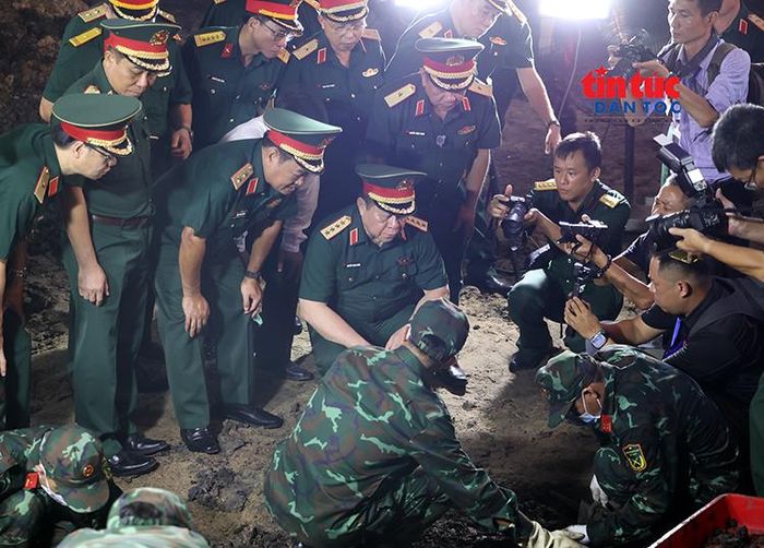 Phóng viên tác nghiệp khi Đại tướng Nguyễn Trọng Nghĩa cùng Đoàn công tác của Tổng cục Chính trị Quân đội nhân dân Việt Nam kiểm tra công tác tìm kiếm, quy tập hài cốt liệt sĩ.