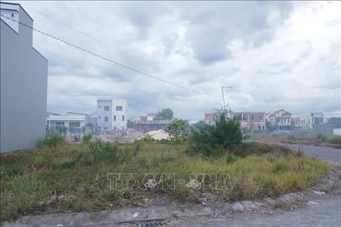 Hệ thống điện sinh hoạt chưa được đấu nối hoàn thiện ảnh hưởng đến đời sống người dân, buộc nhiều hộ dân phải tự kéo điện tạm từ khu dân cư lân cận, tiềm ẩn nguy cơ mất an toàn và làm giảm hiệu quả đầu tư của dự án sau khi được đưa vào sử dụng.