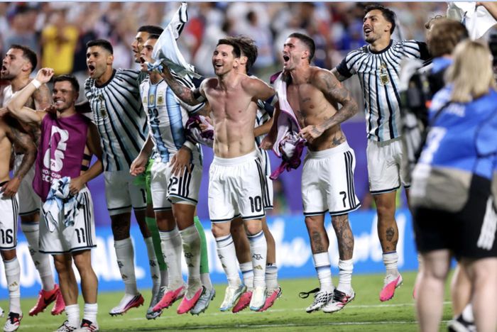 Lionel Messi có hành động đầy ý nghĩa dành cho huyền thoại bóng đá Ý, Roberto Baggio.