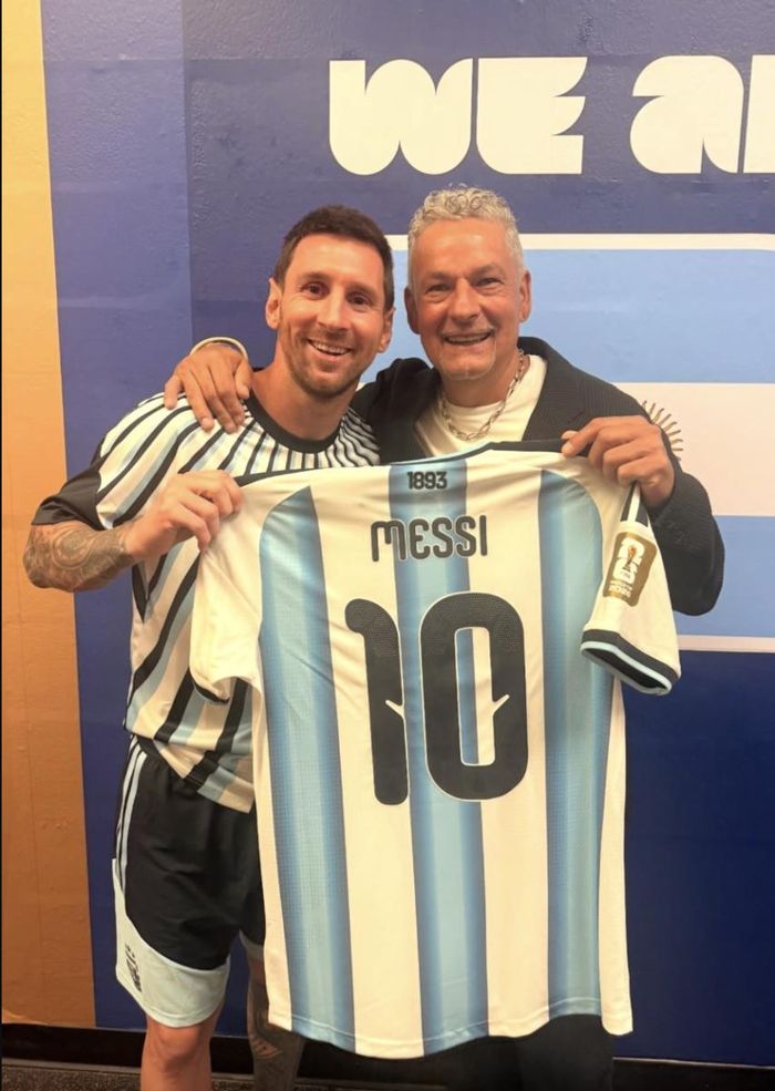 Messi tặng áo cho huyền thoại Roberto Baggio. Ảnh IG