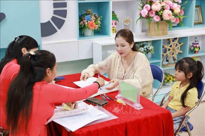 Với sự chuẩn bị chu đáo của, mọi quy trình đều được thực hiện nhanh gọn, đúng quy định, cán bộ tuyển sinh luôn niềm nở, tận tình giải đáp các câu hỏi của phụ huynh, tạo tâm lý yên tâm và tin tưởng khi thực hiện đăng ký cho con mình.