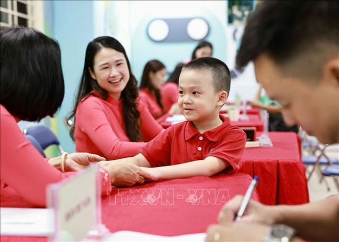 Trẻ tự tin, phấn khởi được gặp gỡ, trò chuyện cùng các cô giáo Trường Tiểu học Thăng Long (phường Hoàn Kiếm) mà em sẽ được theo học.