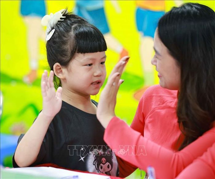 Trẻ tự tin, phấn khởi được gặp gỡ, trò chuyện cùng các cô giáo Trường Tiểu học Thăng Long (phường Hoàn Kiếm) mà em sẽ được theo học.