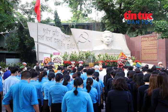 Đoàn đại biểu dâng hoa tưởng niệm Cố Tổng Bí thư Trần Phú và các Anh hùng liệt sĩ tại Công viên Lê Thị Riêng.