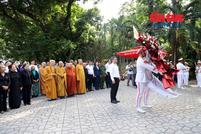 Ông Nguyễn Phước Lộc cùng các đại biểu dâng hương, dâng hoa tại nơi thờ Anh hùng liệt sĩ Lê Thị Riêng và Anh hùng liệt sĩ Trần Văn Kiểu.