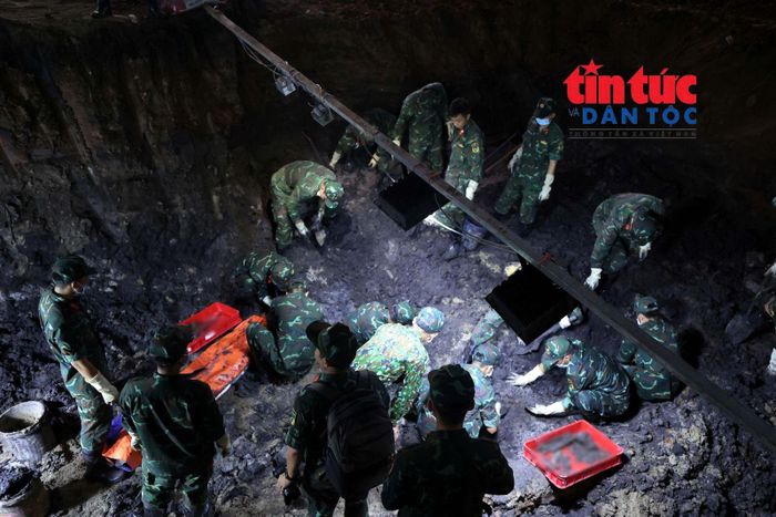 Các cán bộ, chiến sĩ cẩn trọng thực hiện từng công đoạn tìm kiếm hài cốt liệt sĩ tại Công viên Lê Thị Riêng.