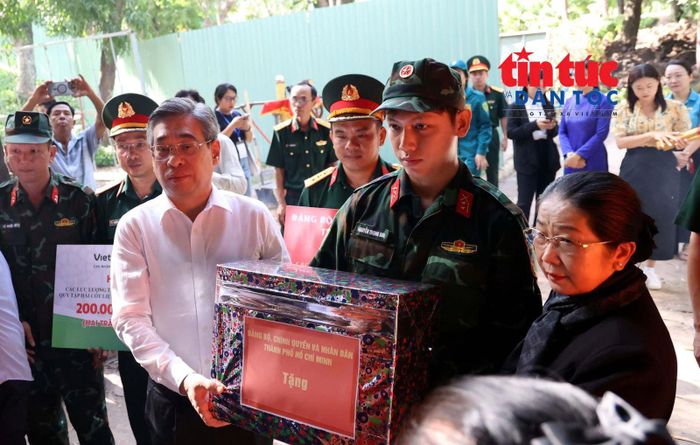 Lãnh đạo Thành phố ghi nhận tinh thần trách nhiệm, sự tận tụy của các cán bộ, chiến sĩ và lực lượng chuyên môn tham gia nhiệm vụ thiêng liêng.