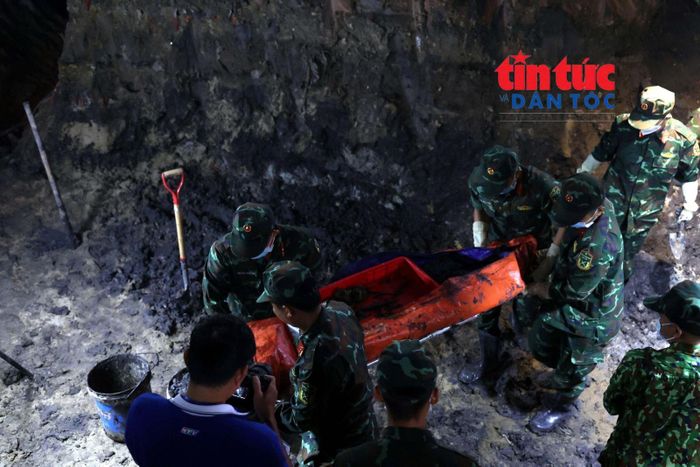 Các chiến sĩ làm việc tại hiện trường trong điều kiện khó khăn, quyết tâm sớm đưa hài cốt các liệt sĩ trở về với gia đình và quê hương.