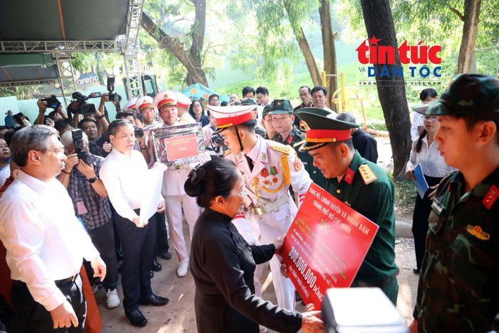 Đại diện các lực lượng tiếp nhận quà động viên từ lãnh đạo Thành phố trong quá trình thực hiện nhiệm vụ tại Công viên Lê Thị Riêng.