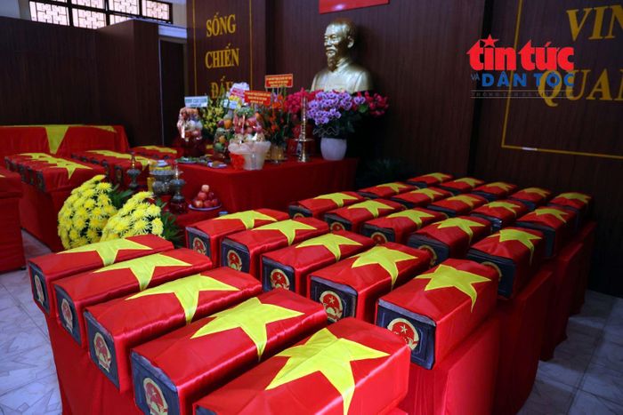 Khu vực đặt các hài cốt liệt sĩ vừa được tìm thấy tại Công viên Lê Thị Riêng được bố trí trang nghiêm, trở thành nơi để các đại biểu và lực lượng làm nhiệm vụ dâng hương, bày tỏ lòng thành kính và tri ân sâu sắc đối với những người đã anh dũng hy sinh vì Tổ quốc.