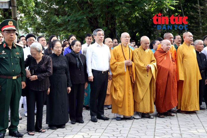 Đoàn dâng hương tại Nhà bia tưởng niệm các Anh hùng liệt sĩ hy sinh trong cuộc Tổng tiến công và nổi dậy Tết Mậu Thân năm 1968.