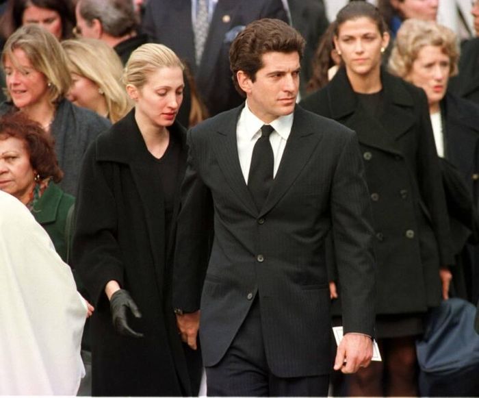 Từng được tạp chí People bình chọn là "Người đàn ông quyến rũ nhất còn sống", John F. Kennedy Jr., xuất hiện trong ảnh cùng phu nhân Carolyn, đã phải chật vật để khẳng định bản thân bên ngoài cái bóng di sản của người cha. Ảnh: Allthatsinteresting.com