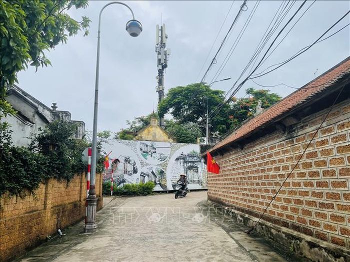 Không gian ngõ xóm tại Làng cổ Đường Lâm (thị xã Sơn Tây, Hà Nội) được bảo tồn, chỉnh trang, góp phần hình thành mạng lưới không gian di sản gắn với phát triển cộng đồng và du lịch văn hóa.