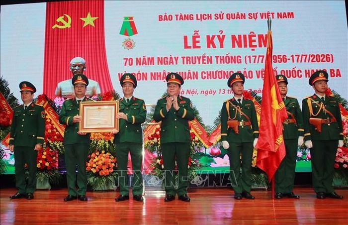 Đại tướng Nguyễn Trọng Nghĩa, Ủy viên Bộ Chính trị, Bí thư Trung ương Đảng, Chủ nhiệm Tổng cục Chính trị QĐND Việt Nam trao Huân chương Bảo vệ Tổ quốc hạng Ba cho Bảo tàng Lịch sử Quân sự Việt Nam. Ảnh: Trọng Đức/TTXVN