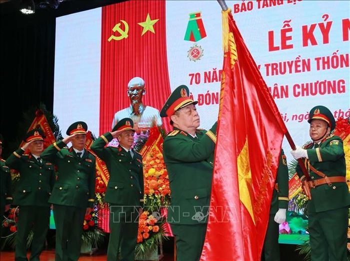 Đại tướng Nguyễn Trọng Nghĩa, Ủy viên Bộ Chính trị, Bí thư Trung ương Đảng, Chủ nhiệm Tổng cục Chính trị QĐND Việt Nam gắn Huân chương Bảo vệ Tổ quốc hạng Ba lên Quân kỳ Quyết thắng của Bảo tàng Lịch sử Quân sự Việt Nam. Ảnh: Trọng Đức/TTXVN
