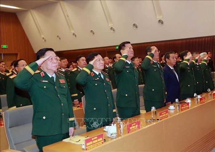 Các đại biểu thực hiện nghi thức chào cờ. Ảnh: Trọng Đức/TTXVN