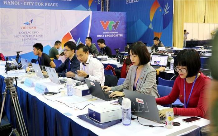 Phóng viên TTXVN cập nhật thông tin. Ảnh tư liệu - minh họa: Minh Đông/TTXVN