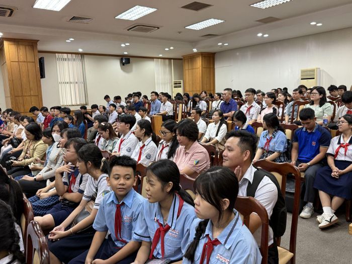 Học sinh THCS TP Hồ Chí Minh nghe phổ biến thông tin.