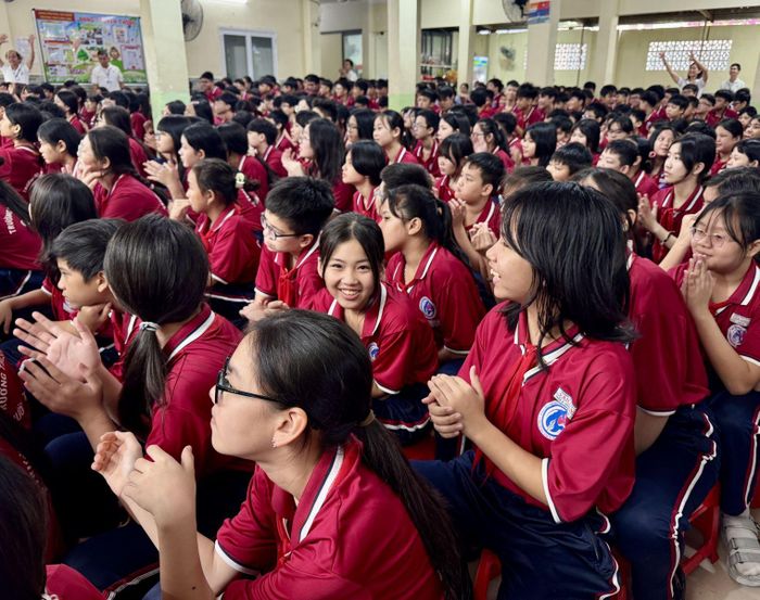 Học sinh trường THCS Văn Lang trong một giờ học ngoại khóa.