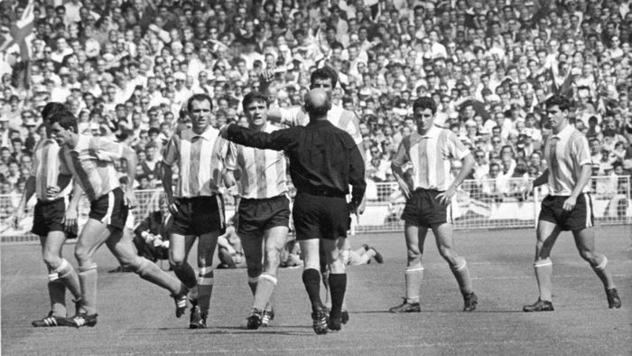 Trọng tài người Tây Đức Rudolf Kreitlein buộc đội trưởng Argentina Antonio Rattín rời sân trong trận tứ kết World Cup 1966. Ảnh: Wikipedia
