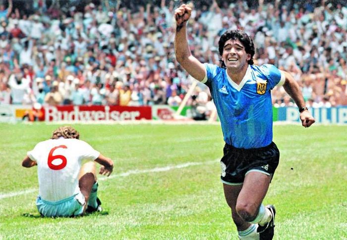 Diego Maradona ăn mừng bàn thắng thứ hai vào lưới tuyển Anh trong trận tứ kết World Cup 1986. Ảnh: Wikipedia