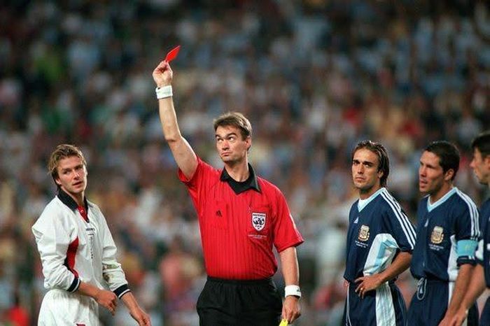David Beckham nhận thẻ đỏ trong trận Anh gặp Argentina tại World Cup 1998. Ảnh: Mạng xã hội