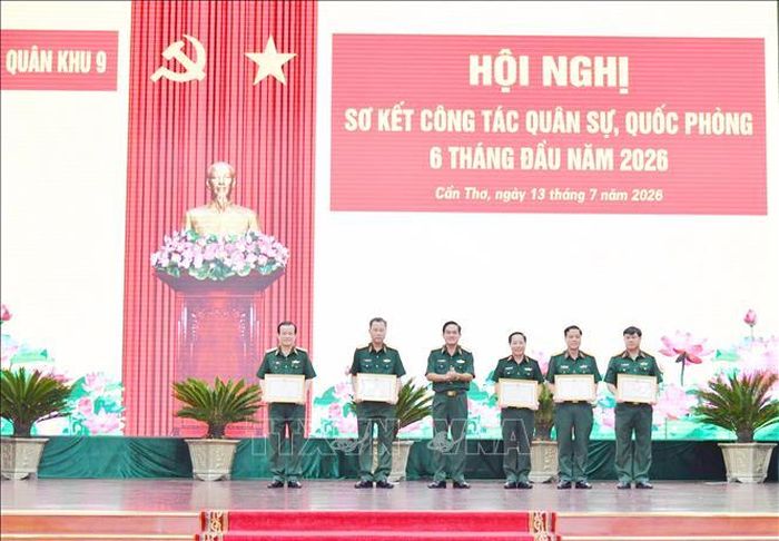 Thừa ủy quyền của Bộ Quốc phòng, Trung tướng Nguyễn Xuân Dắt trao Bằng khen của Bộ trưởng Bộ Quốc phòng cho tập thể, cá nhân có thành tích xuất sắc trong thực hiện sắp xếp đơn vị hành chính các cấp và hoạt động của chính quyền địa phương 2 cấp. Ảnh: TTXVN phát