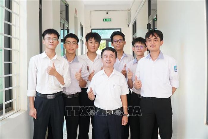 Thầy giáo Phạm Hồng Thân, thầy chủ nhiệm lớp 12A1, Trường THPT Diễn Châu 4, cùng các học trò đạt điểm cao thi tốt nghiệp THPT năm 2026.