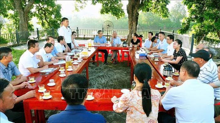 Lãnh đạo xã Vũ Thư lắng nghe và giải quyết tâm tư nguyện vọng của người dân tại chương trình “Đại biểu HĐND - Uống trà nghe dân nói” tổ chức sáng 13/7/2026 tại thôn Hồng Phong. Ảnh: Thu Hoài/TTXVN