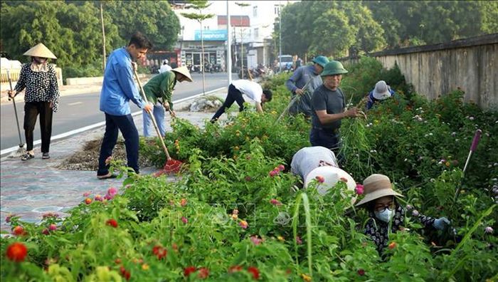 "Ngày thứ Sáu vì Mỹ Hào sáng - xanh - sạch - đẹp" đã trở thành nếp sinh hoạt cộng đồng ý nghĩa tại phường Mỹ Hào (tỉnh Hưng Yên). Ảnh: Thu Hoài/TTXVN